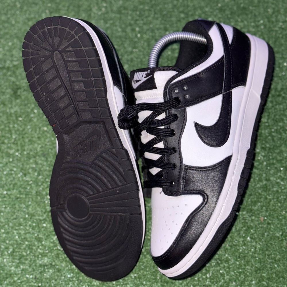 Nike Men's Black and White Sneakers